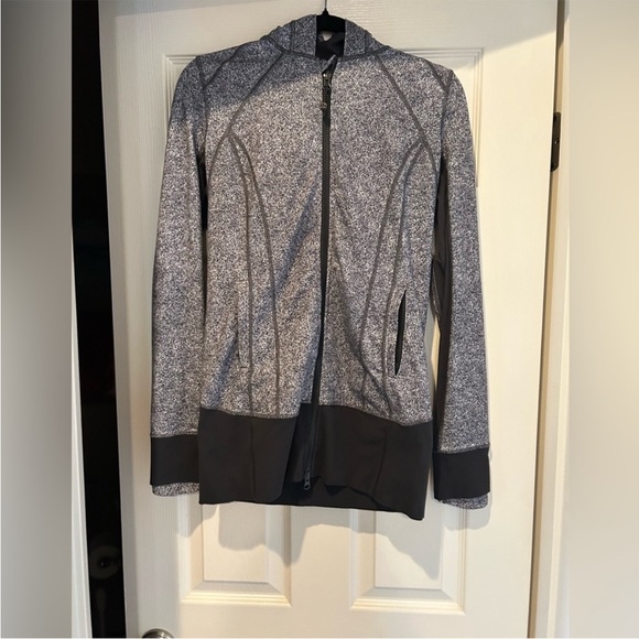 Lululemon Daily Practice Jacket/Hoodie, size 8, Vintage and in ECU - Picture 6 of 6